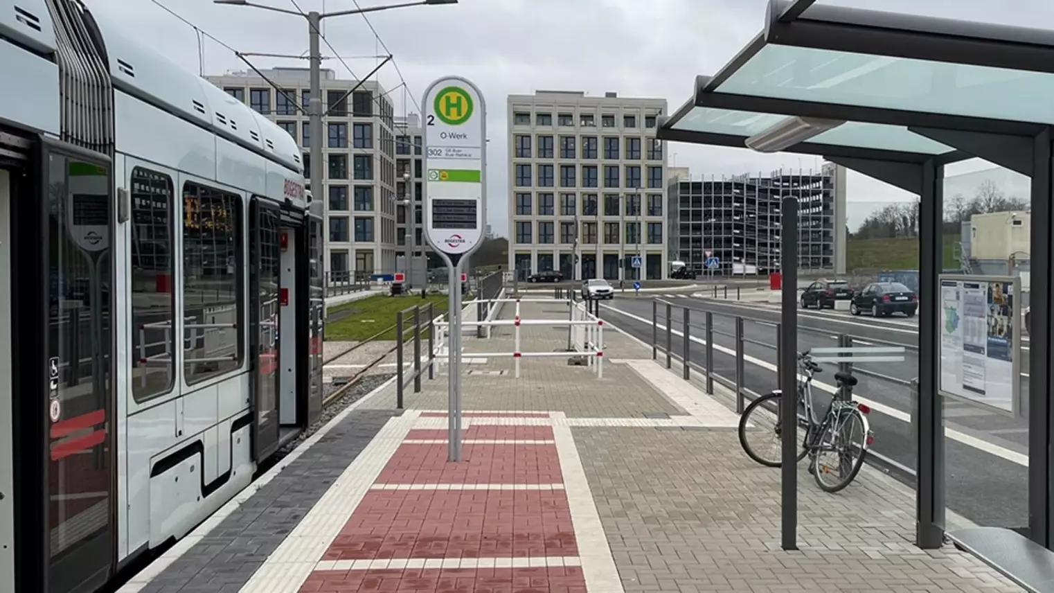 Eine Straßenbahn der Linie 302 hält an der neuen Haltestelle O-Werk