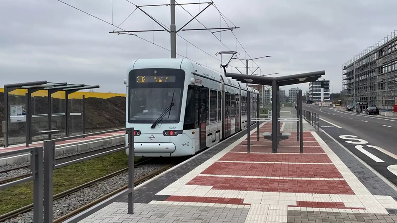 Eine Straßenbahn der Linie 302 steht an der Haltestelle Max-Planck-Institut