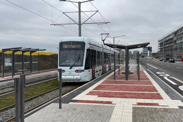 Eine Straßenbahn der Linie 302 steht an der Haltestelle Max-Planck-Institut