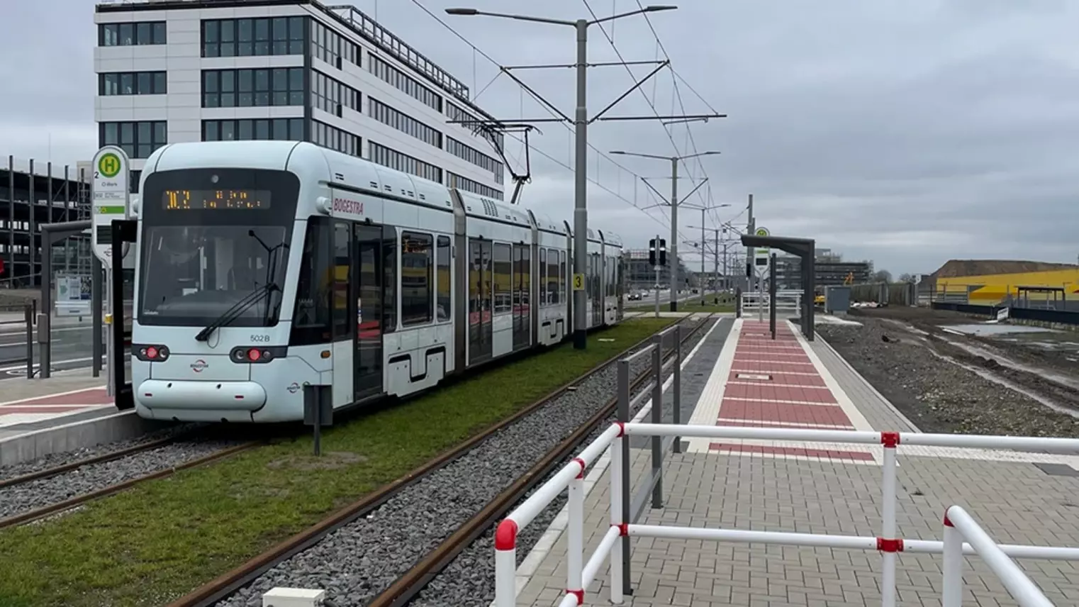 Die neue Haltestelle O-Werk. An einem der Bahnsteige hält eine Straßenbahn der Linie 302