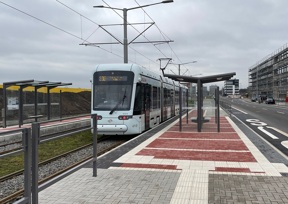 Eine Straßenbahn der Linie 302 steht an der Haltestelle Max-Planck-Institut